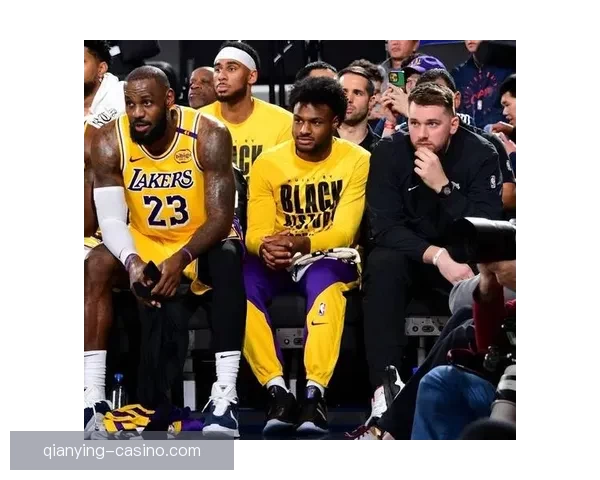 詹姆斯独占多个历史第一 湖人球员打高尔夫合影东契奇靠边站